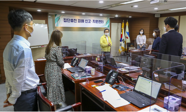 8월31일 현판식을 한 후 개소한 집단휴진 피해 신고 지원센터(사진=보건복지부)