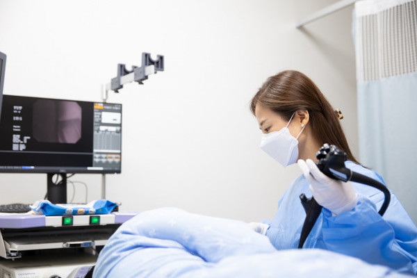 내시경 치료 중인 장호은 원장