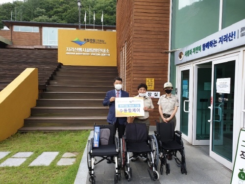 중앙보훈병원(병원장 허재택) 보장구센터의 '휠체어 행복나눔센터'는 국립공원공단 지리산국립공원 전북사무소에 휠체어를 기증했다.