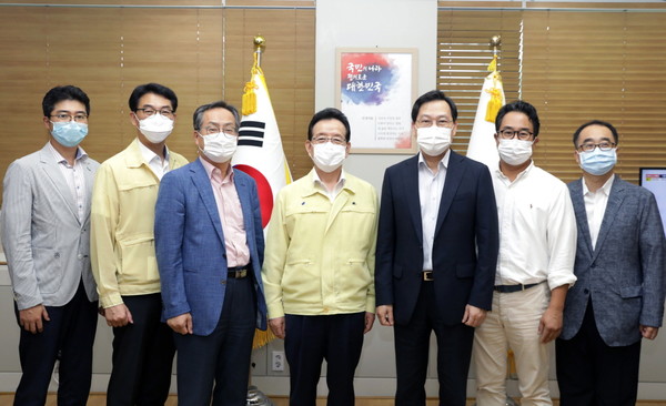 송영구 병원장(우측에서 3번째)이 강남구의료관광협회장으로 취임했다.