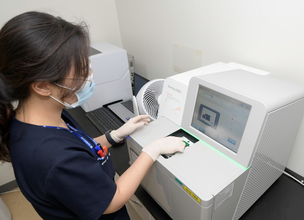 강남세브란스병원 정밀의료센터에서 NGS 장비를 가동하고 있다. (사진=강남세브란스병원)