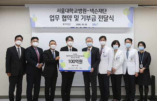 넥슨이 서울대병원 어린이 완화의료센터 건립을 위해 100억원을 쾌척했다. [사진2_왼쪽부터]김정욱 넥슨재단 이사장, 노정환 네오플 대표, 김정주 NXC 대표이사, 이정헌 넥슨코리아 대표, 김연수 서울대병원장, 김한석 서울대어린이병원장, 배은정 소아청소년과장, 문진수 소아진료지원실장, 김민선 소아청소년과 교수
