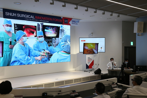 새로 신설된 서울대병원 수술실의 수술영상 장면을 라이브로 보고 있는 모습.