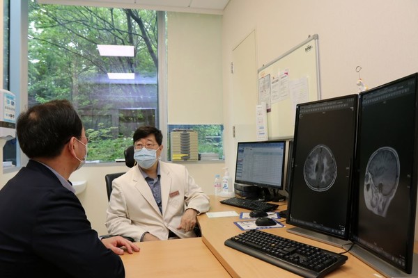 삼성서울병원 CAR T-세포치료센터 센터장 김원석 교수의 진료장면