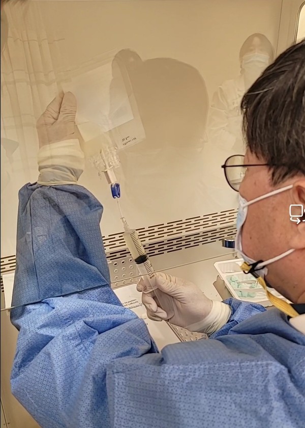 CAR T 세포치료센터  실험 장면