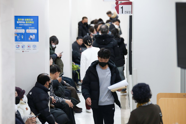 역대급 독감이 빠르게 퍼지고 있어 고위험군의 백신접종이 시급하다. 고려대 안산병원에서 마스크를 착용한 채 진료를 대기하고 있는 환자들의 모습