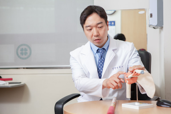 강동경희대학교병원 정형외과 김명서 교수. (사진=강동경희대학교병원)