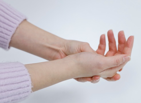 말초신경질환 중 하나인 손발저림 증상.