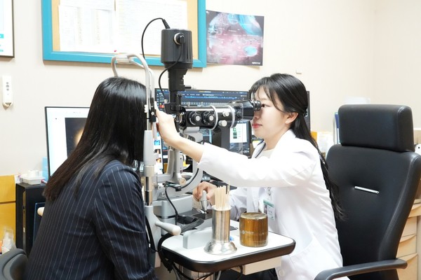 분당제생병원 안과 장윤경 과장이 환자 진료를 하고 있다.  (사진=분당제생병원 제공)