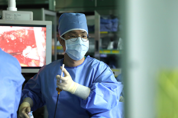 일산백병원 산부인과 황동원 교수가 복강경 수술을 집도하고 있는 장면