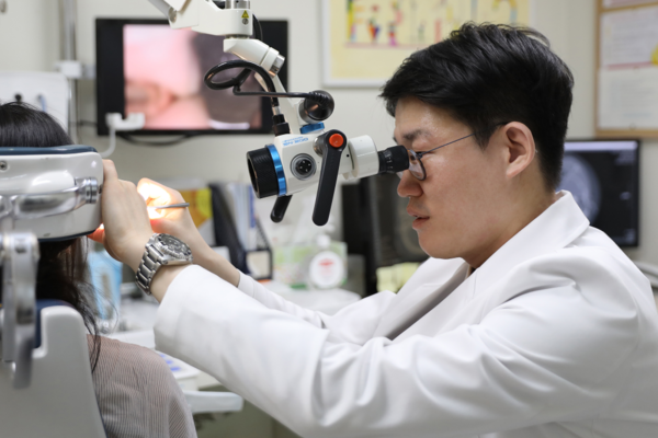 일산백병원 이비인후과 이승재 교수 진료장면. (사진=일산백병원 제공)