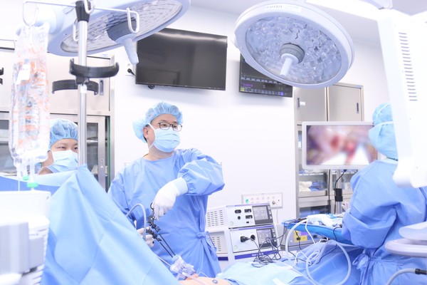 인천세종병원 외과센터 이상명 부장(외과)이 단일공 복강경 수술을 집도하는 모습. (사진=인천세종병원 제공)