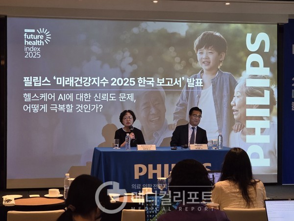 연세대학교 용인세브란스병원 김은경 원장,필립스코리아 최낙훈 대표가 27일 서울 중구 웨스틴조선호텔에서 기자간담회에서 기자의 질문에 응답하고 있다.