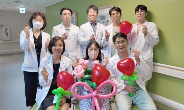 임신 중 갑작스레 중증 심장병이 발견된 부천세종병원 간호사 A씨(사진 아랫줄 가운데)가 인천세종병원에서 성공적으로 심장이식 수술을 받고 회복한 뒤 김경희 심장이식센터장(아랫줄 맨 왼쪽) 등 의료진과 기념 촬영하고 있다.  (사진=세종병원 제공)