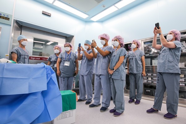 팸투어 참가자들이 로봇수술 현장을 둘러보고 있다. (사진=고대안산병원)