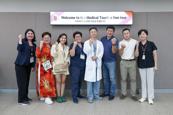 팸투어에 참가한 에이전시 대표들이 기념 단체사진을 촬영하고 있다(왼쪽에서 다섯 번째 홍광대 진료협력 센터장)