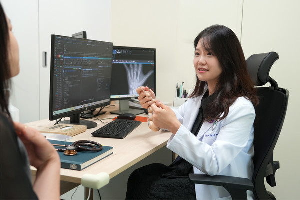 분당제생병원 소아청소년과 윤지희 과장이 보호자에게 설명을 하고 있다. (사진=분당제생병원)