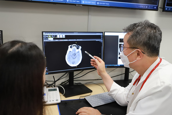 순천향대 부천병원 응급의학과 의료진이 ‘응급 뇌졸중 선별 AI 기술’을 활용해 비조영 CT 검사 결과를 설명하고 있다. (사진=순천향대 부천병원)